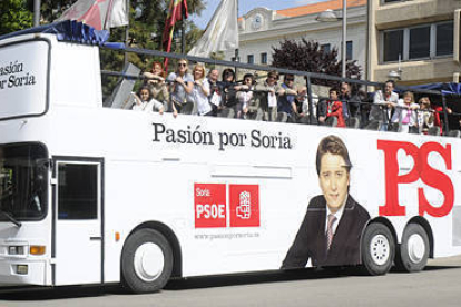 Mínguez con parte de su equipo en el autobús promocional del PSOE que recorrerá las obras que se han hecho estos 4 años de gestión. / VALENTÍN GUISANDE-