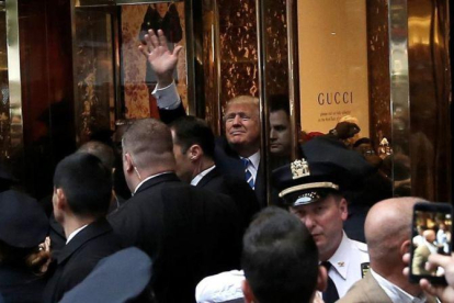 Trump saluda a sus seguidores desde la Trump Tower.-REUTERS / MIKE SEGAR