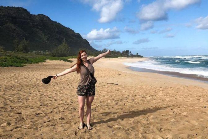 Una turista, en una playa de la isla hawaiana de Oahu, escenario donde se rodó Perdidos.-EL PERIÓDICO