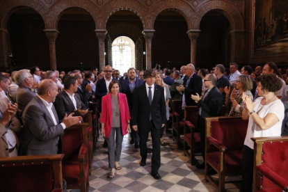 Los presidentes de la Generalitat, Carles Puigdemont, y del Parlament, Carme Forcadell, en el acto municipalista a favor del referéndum, en el paraninfo de la Universitat de Barcelona.-ACN / PATRICIA MATEOS