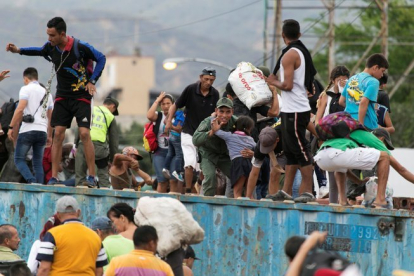 Los venzolanos en el puente Simón Bolivar, en la frontera de Venezuela y Colombia.-REUTERS