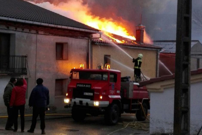 Incendio declarado el lunes en una vivienda de Santa María de las Hoyas.-ICAL
