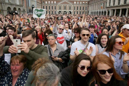 Partidarios del sí a la reforma esperan el resultado oficial en Dublín.-AFP / PAUL FAITH