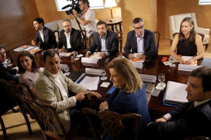 Imagen de la reunión de los equipos negociadores del Partido Popular y Ciudadanos en el Congreso de los Diputados.-JOSÉ LUIS ROCA
