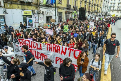 Manifestación contra la acerería Ilva, en Tarento, por la contaminación que genera, el pasado noviembre.-GETTY IMAGES / ANTONIO BALASCO
