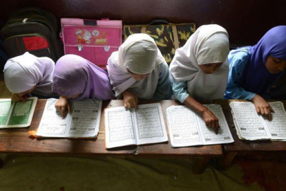 Imagen de archivo de cuatro niñas musulmanas leyendo el Corán en la escuela en India, en julio del 2013.-NOAH SEELAM (AFP)