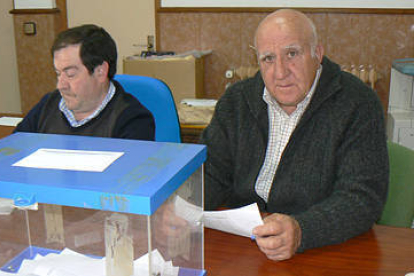 Un vecino de Dévanos vota en presencia del secretario y del alcalde. / EVA SÁNCHEZ-