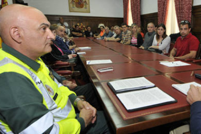 El capitán de Tráfico en una reunión en la Subdelegación del Gobierno en junio. / VALENTÍN GUISANDE-