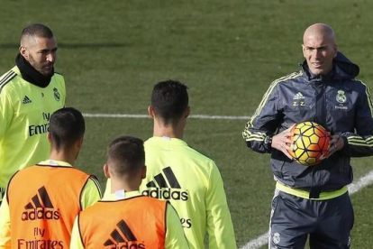 Zidane, a la derecha, en un entrenamiento del Madrid.-EFE / FERNANDO ALVARADO