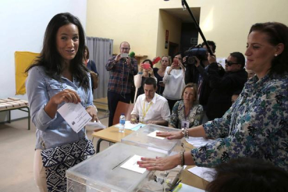 La candidata de Ciudadanos al Ayuntamiento de Madrid, Begoña Villacís, ha votado en el Centro Cultural Tamara Rojo de Villanueva del Pardillo.-ÁNGEL DÍAZ (EFE)