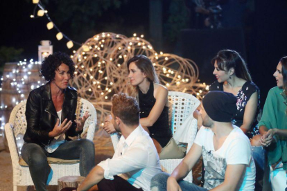 Nina, con algunos de los exconcursantes de 'Operación triunfo', en el especial 'OT: el reencuentro' (TVE-1).-JOSÉ IRÚN