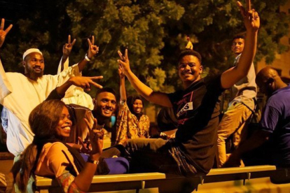 Ciudadanos de sudan manifiestan su alegría por la salida del ministro de Defesa como jefe de la junta militar que gobierna el país.-