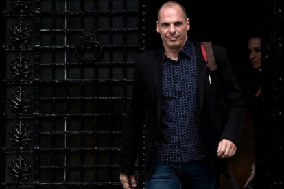 El ministro de Finanzas, Yanis Varoufakis, este domingo, en Atenas.-Foto: AFP / ARIS MESSINIS