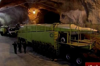 Imagen de la emisión televisiva que muestra un largo túnel, de unos 10 metros de alto, lleno de misiles.-IRINN / HO / AFP