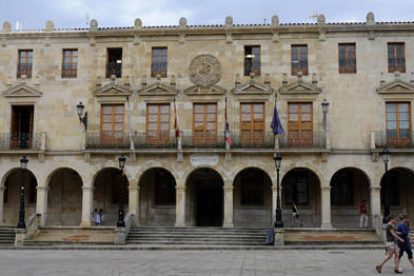 Fachada del Ayuntamiento de Soria. / VALENTÍN GUISANDE-