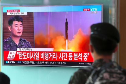 Un soldado surcoreano mira un informativo que da cuenta del lanzamiento del misil, este martes en Seúl.-AP / JUNG YEON-JE