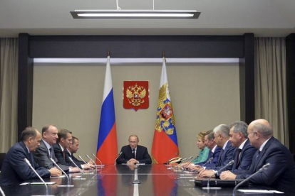 El presidente ruso, Vladimir Putin, en una reunión con miembros del Consejo de Seguridad del estado de Novo-Ogaryovo, este martes.-RIA NOVOSTI / REUTERS