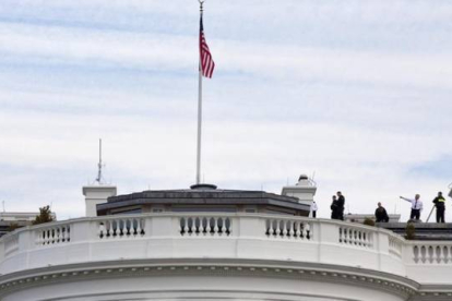 Agentes del Servicio Secreto inspeccionan el tejado de la Casa Blanca, este martes en Washington.-Foto:   AP / JACQUELYN MARTIN