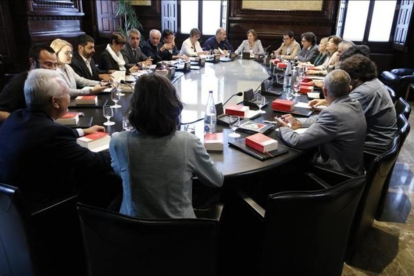 Imagen de la reunión de la Mesa del Parlament y de la Junta de Portavoces este viernes-JOSEP RAMON TORNE