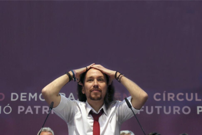 Pablo Iglesias, en el escenario de Vistalegre 2 tras conocer su victoria.-JUAN MANUEL PRATS