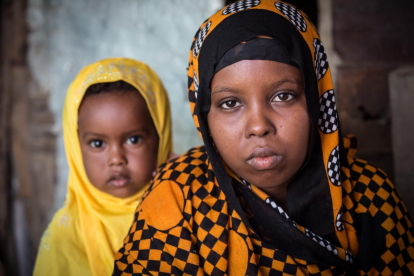 Aisha, somalí de 15 años, obligada a casarse con un hombre de 30 años cuando ella tan solo tenía 13. Al poco tiempo nació su hija Rayan.-COLIN CROWLEY / SAVE THE CHILDREN