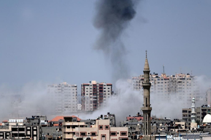 Columnas de humo en la Ciudad de Gaza este martes 29 de mayo tras los bombardeos de las fuerzas israelís-THOMAS COEX (AFP)
