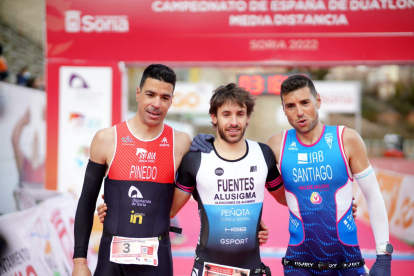 Enrique Fernández Pinedo, a la izquierda de la imagen, como subcampeón de España junto con Gonzalo Fuentes y Camilo Santiago. FETRI