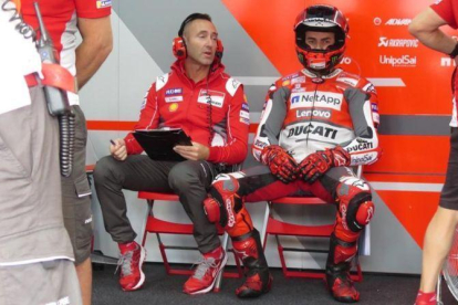 Jorge Lorenzo, en su box, después de decidir, tras dar dos vueltas con su Ducati a Motegi, que causará baja en el gran premio del domingo.-EMILIO PÉREZ DE ROZAS