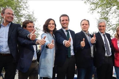 Pablo Casado, en el centro, con los principales dirigentes del PP madrileño, en el mitin de Madrid.-EFE / JP GANDUL