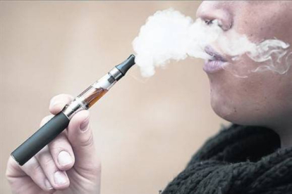 Una fumadora de cigarrillo electrónico exhala vapor tras una inhalación-Foto:   KENZO TRIBOUILLARD / AFP