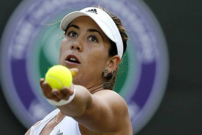 Garbiñe Muguruza se dispone a sacar, durante el partido contra Timea Bacsinszky, en cuartos de final de Wimbledon.-Foto: AFP / ADRIAN DENNIS