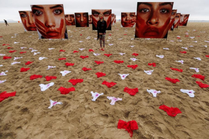 Una manifestación en contra de las violaciones en Brasil siembra de bragas la playa de Copacabana.-SERGIO MORAES / REUTERS