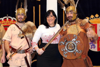 La secretaria de Organización del PSOECyL, Ana Sánchez, blande una espada ante los guerreros numantinos durante su visita a las Cortes.-ICAL