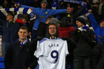 Aficionados del Cardiff con la camiseta de Sala, que nunca ha llegado a vestir.-AFP
