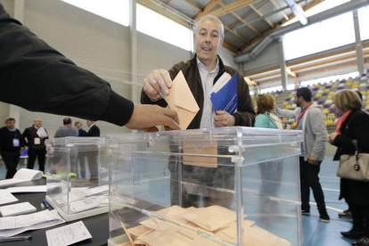 Ciudadano votando en un colegio electoral-LUIS ÁNGEL TEJEDOR