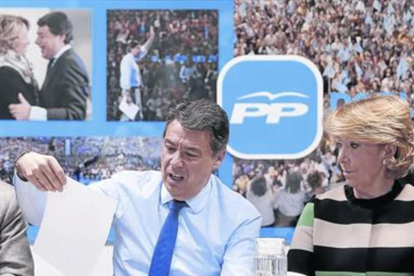 Ignacio González y Esperanza Aguirre, en una reunión de la dirección del PP de Madrid, en marzo del 2015.-JOSÉ LUIS ROCA