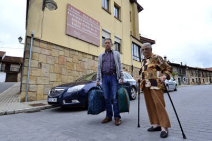 Inés Herrero y su hijo Gustavo salen con las maletas de la residencia. / ÁLVARO MARTÍNEZ-