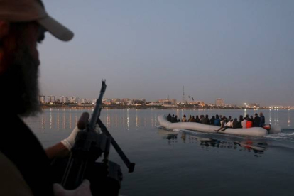 Un grupo de refugiados, tras ser detenidos en el puerto de Tripoli, Libia.-REUTERS / HANI AMARA