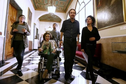 Virginia Felipe con Pablo Iglesias y el resto de senadores de Podemos, en una imagen de archivo.-DAVID CASTRO