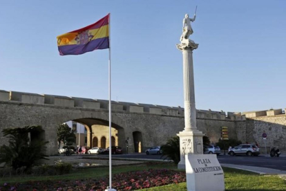 La bandera republicana izada en la Plaza Constitución de Cádiz.-ROMÁN RÍOS