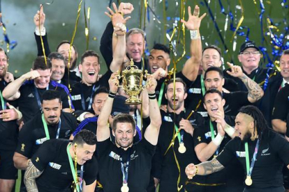 Los All Blacks neozelandeses celebran su triunfo en la final del Mundial de rugbi ante los Wallabies australianos, en Twickenham.-AFP / GABRIEL BOUYS