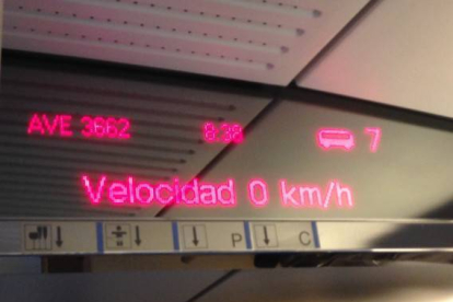 El contador de kilómetros del AVE que iba de Girona a Barcelona y que está parado a la altura de Sant Celoni, esta mañana.-ACN / LLUÍS SIBILS