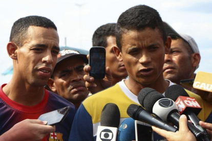 Jean Carlos Cesar Parra y Jorge Luis Gonzalez Romero, desertores de la Guardia Nacional Bolivariana.-AP