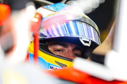 Fernando Alonso, al volante de su McLaren, durante uno de los entrenamientos del Gran Premio de Baréin.-Foto:  EFE / SRDJAN SUKI