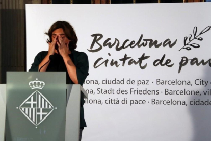 La alcaldesa de Barcelona, Ada Colau, visiblemente emocionada durante la lectura de la declaración institucional con motivo del primer aniversario del 17-A.-AINA MARTÍ (ACN)