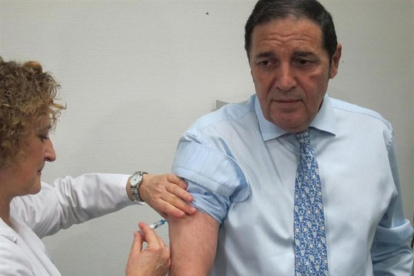 El consejero de Sanidad acude a vacunación.-EUROPA PRESS