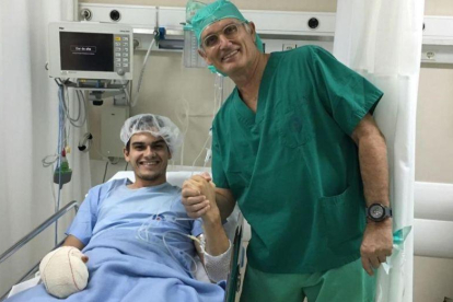 El doctor Xavier Mir junto a Bruno Hortelano.-EL PERIÓDICO