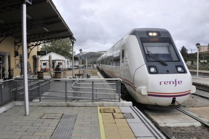 Un tren de la línea entre Soria y Madrid. MARIO TEJEDOR