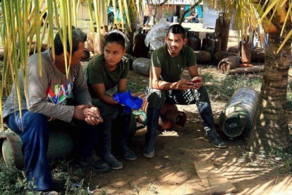 Unos guerrilleros de las FARC descansan tras labores de mantenimiento durante la Conferencia Nacional, en el Diamante (Colombia), el 22 de septiembre.-EFE / MAURICIO DUEÑAS CASTANEDA