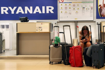 Ocu y Facua piden al gobierno que investigue el abusivo cobro de equipaje de mano de Ryanair /-REUTERS / SUSANA VERA